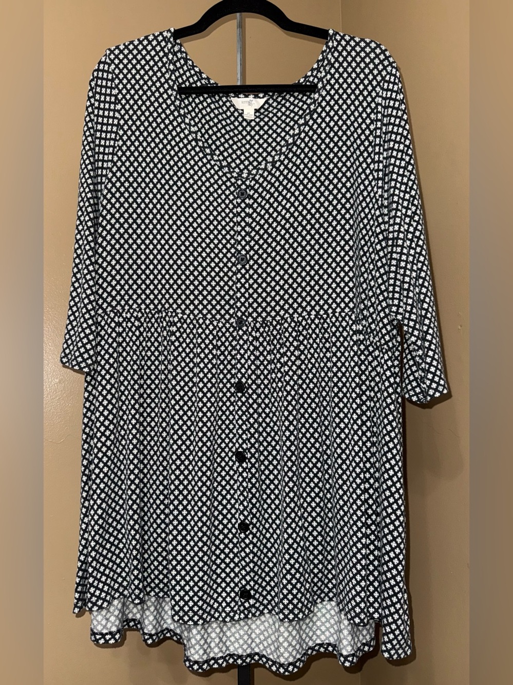 TERRA & SKY Black and White Front Tunic Top. Size 2X (20W-22W).